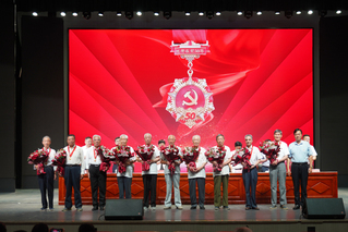 为在党50年的老同志颁发纪念奖...
